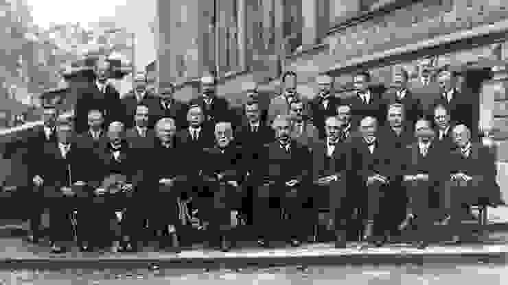 1927年第五次索爾維會議上，愛因斯坦與波耳間的激烈辯論，是科學史上最著名的一場會議；愛因斯坦以「上帝不會擲骰子」的論點反駁量子理論，波耳則反駁「不要告訴我上帝會怎麼做」；照片中第一排中央者為愛因斯坦，第二排右一為波耳，右二則是馬克思玻恩，也就是奧本海默後來在哥廷根大學的恩師；第三排右三者為海森堡