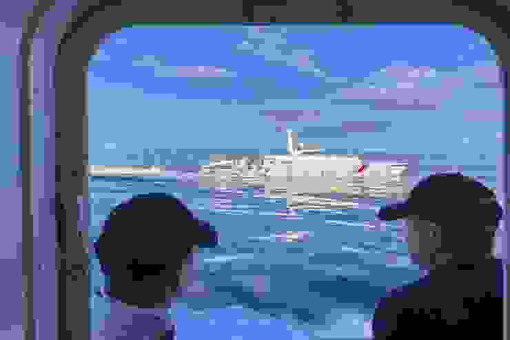 2023 年 11 月 10 日，在有爭議的海域執行補給任務時，一艘中國海警船在菲律賓海警船 BRP Cabra 接近仁愛礁（當地稱為阿雲金礁）時在其旁邊進行對峙。 圖片來源：美聯社照片/吉姆·戈麥斯