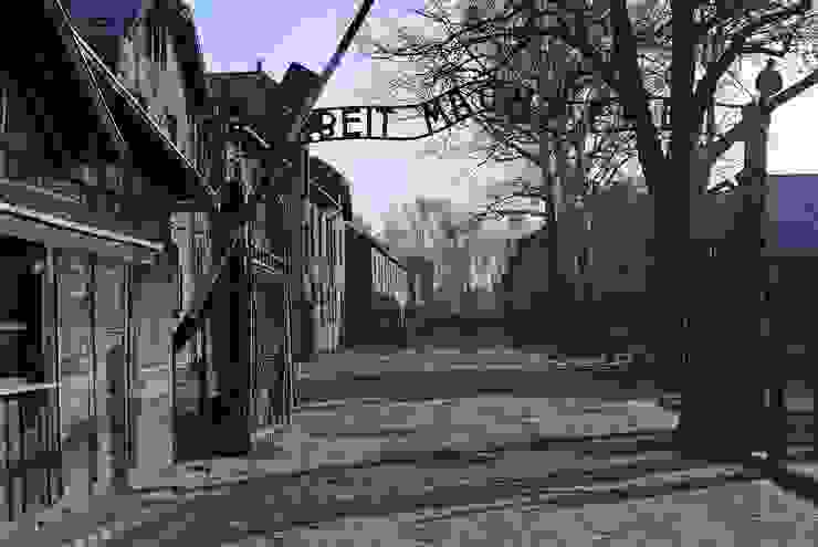 the gate of auschwitz concentration camp