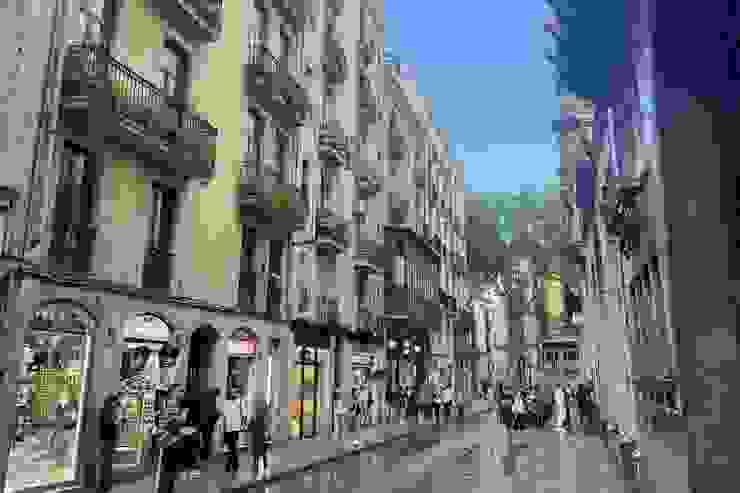 巴塞隆納舊城區 (Ciutat Vella) 地面層臨街立面豐富，許多細部設計使步行更精采有趣。
