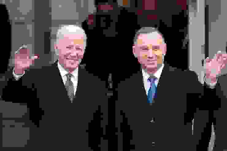 美國總統拜登（左）2023年2月21日會晤波蘭總統杜達（Andrzej Duda，右）。（Reuters）