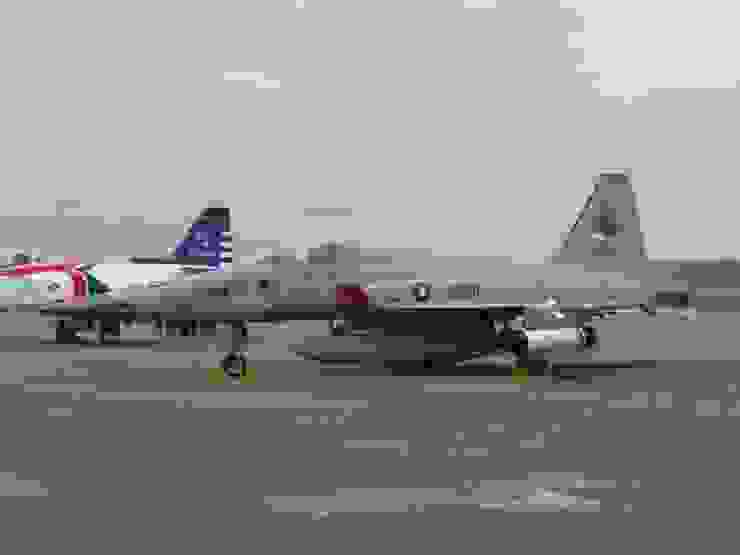 假C構型的F-5E，機鼻雖和C構一樣是灰色，但不是鯊魚鼻。電戰系統和C構相同。該機翼下掛有火箭莢艙。
