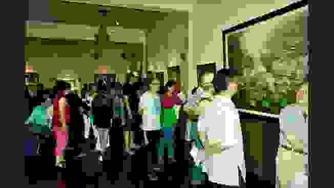眾多訪客參觀藝術館。