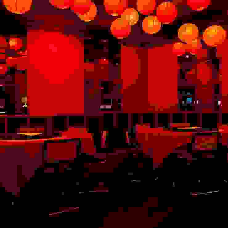 高掛紅燈籠的中式飯店，但夢中的燈籠是長方形的，且全都是木桌