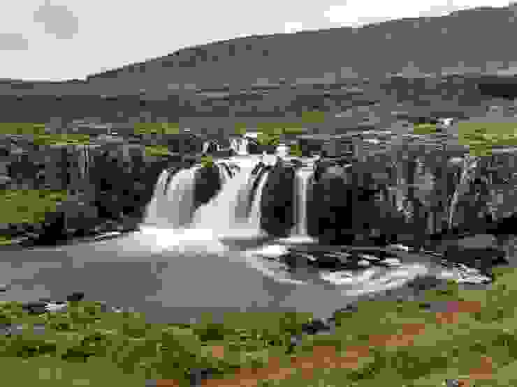停車後看到的第一個瀑布，Bæjarfoss城市瀑布。陰雨，最大的瀑布看似也不遠，先來玩玩手機特效！