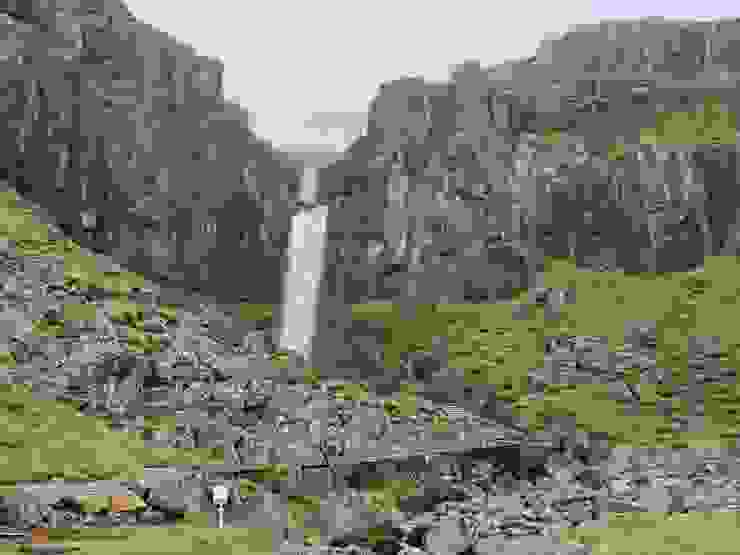 Snaedalsfoss正在建造鐵梯，讓遊客可更靠近瀑布。