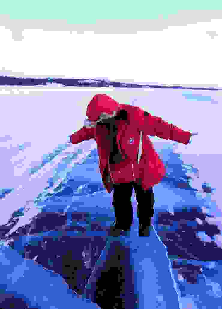 如履薄冰? 站冰上往湖的深處望去，有種深邃神秘感