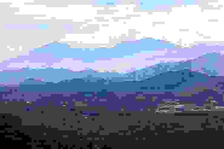 火炎山的展望極佳，還可以遠眺加里山（左）與樂山（右，可見山頂雷達站）