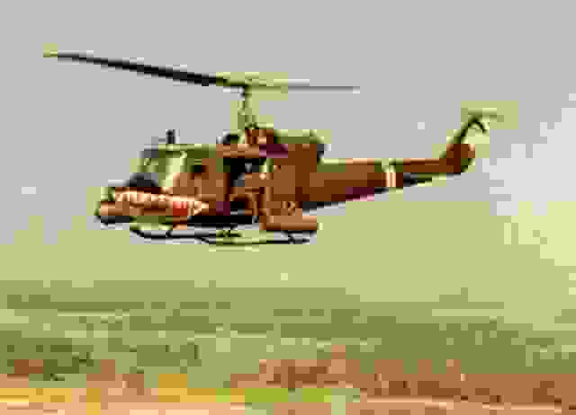 1架配備19發火箭巢和M5 40毫米榴彈發射器的UH-1B，武裝型休伊向來有速度難以跟上運輸型休伊的問題，也是後來美軍專業戰鬥直升機與運輸直升機分流的主因。