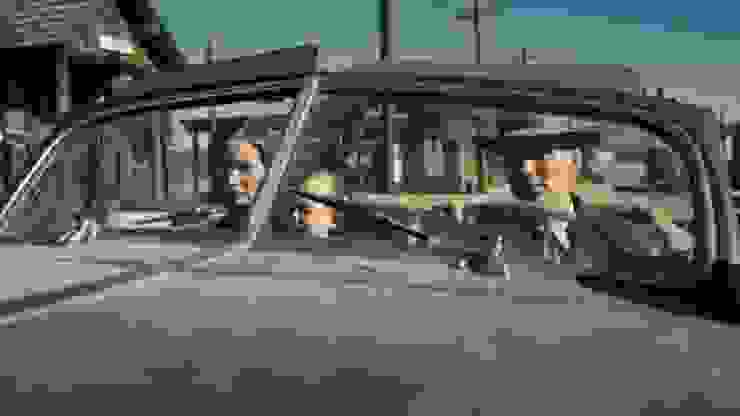 《奧本海默》電影劇照，顯示奧本海默駕車，帶著妻子凱薩琳奧本海默（由愛蜜莉布朗所飾演）以及兒子彼得，一同進駐在新墨西哥州的「洛斯阿拉莫斯國家實驗室」；該地為「曼哈頓計畫」參與者們集中駐紮的造鎮