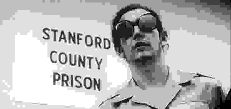 扮演獄警的學生須戴上墨鏡。來源：維基百科