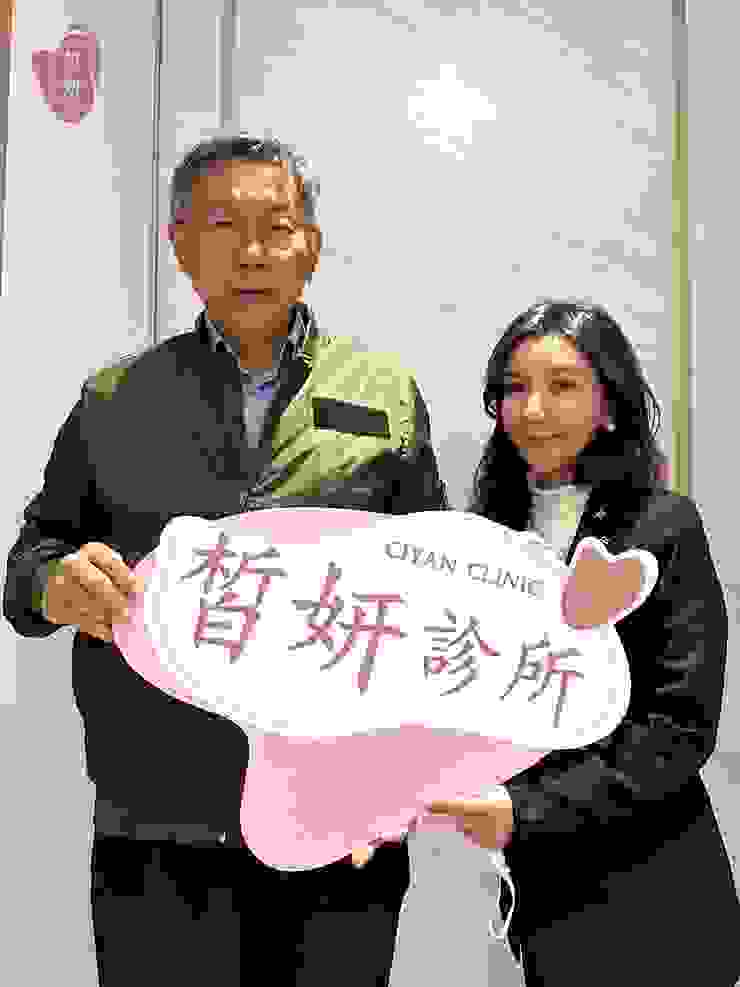 民眾黨主席柯文哲特地為皙妍集團站台，右為執行長Olivia。圖／雄鷹娛樂文創事業提供