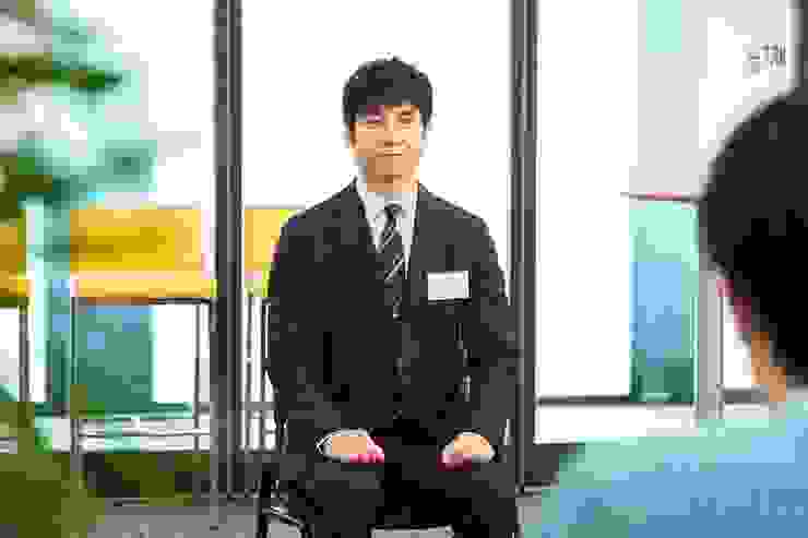 西島秀俊飾演48歲的前銀行經理，因中年轉職到Dream Pony公司面試，圖片來源：TBS電視台