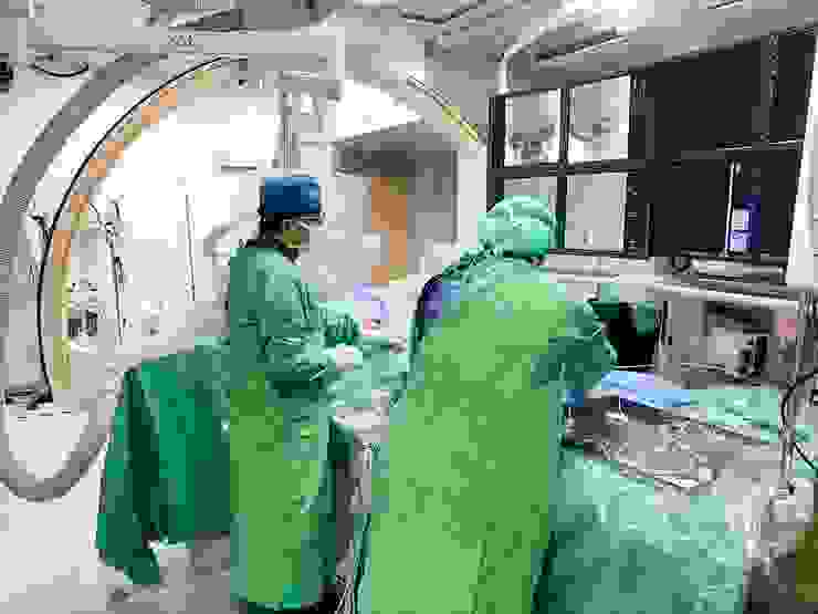 左為神經外科主任羅揚嵐醫師進行動脈內機械取栓手術，羅東博愛醫院腦腦血管介入團隊