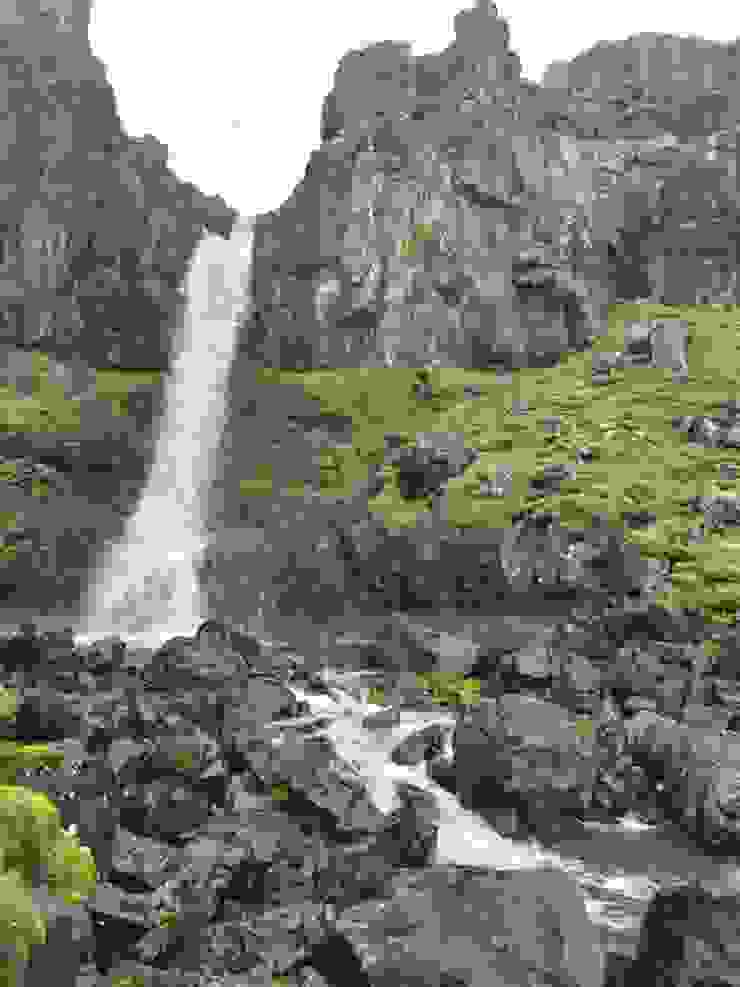 Snaedalsfoss是個秀氣的瀑布。