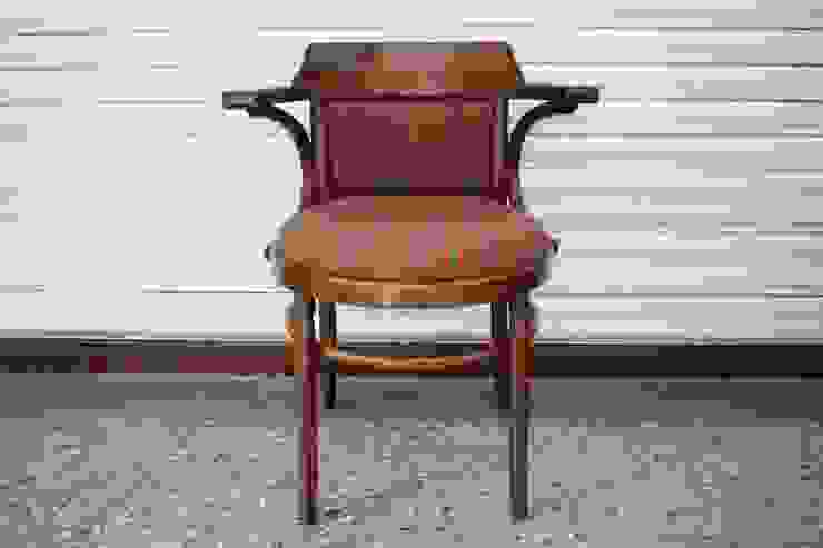 低調華麗的條紋布木扶手餐椅，這張特別之處在於背板，在表面沒有看到關於背板布料處的任何的釘痕，最後發現是解開兩邊的固定結構，再將上半部背板上敲，才能取出中間的布墊。圓形椅墊繃製特別舒服XD，雖然需要稍微注意背後花紋、椅及布料繃製時的力道與平衡(這部分會造成花紋的變形)，大抵而言，圓形椅墊在收尾的時候，比較容易，會在不知不覺完成繃製，讓人覺得是老天爺眷顧的修理過程。