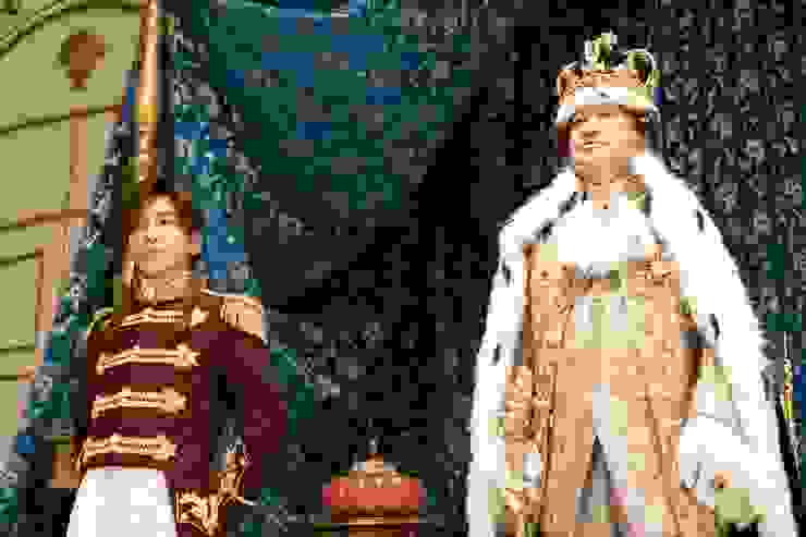 圖左為片中飾演王子的岩田剛典；圖右則為飾演國王的佐藤二朗