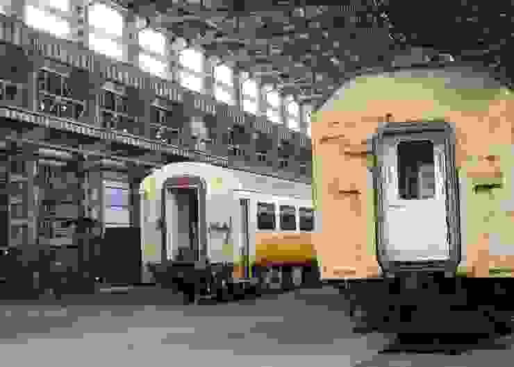 EMU100型電聯車(圖左)