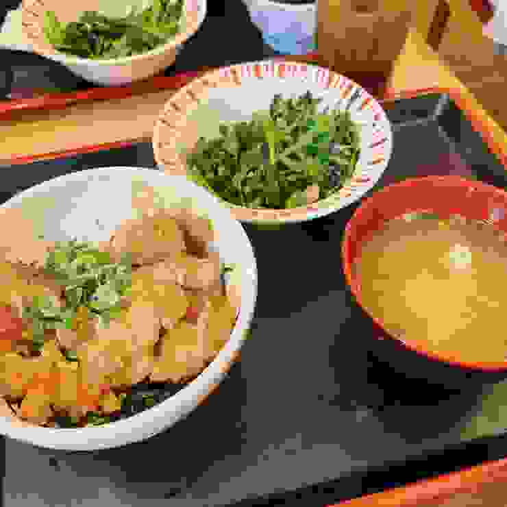 比如說Sukiya的照燒雞肉丼就是我常吃的外食，搭配蔬菜跟把雞肉去皮、減少飯量，熱量也可以很低。圖片由本人親自拍攝。