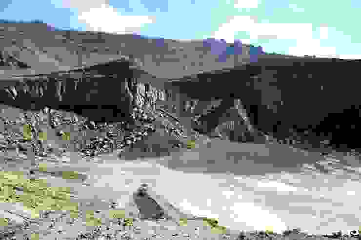 第四火口的東側山壁上可見岩漿冷卻形成的柱狀節理，遠方便是前往中岳（圖左外）的稜線