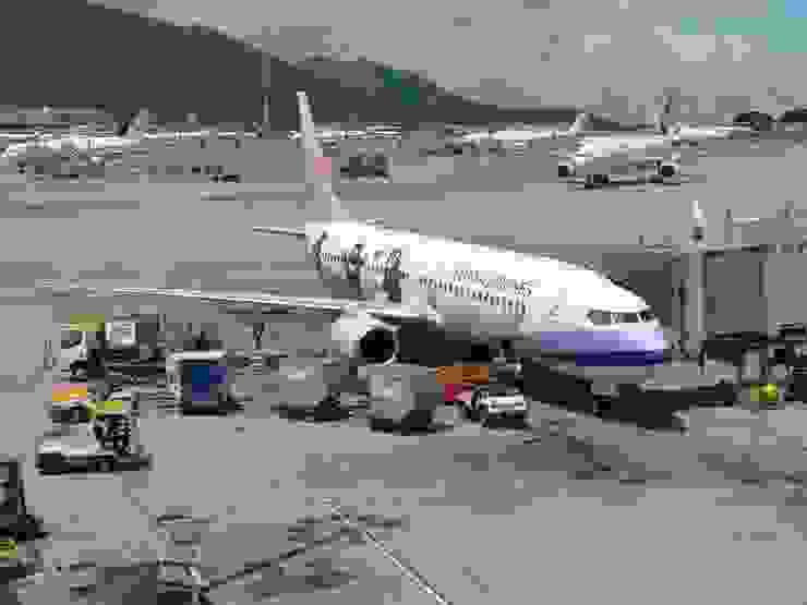 這是停在香港國際機場的華航波音B737-800客機!