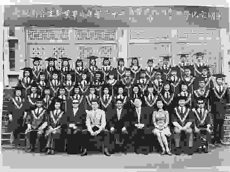 1974年與中國文化學院中文系文藝組應屆畢業生合影