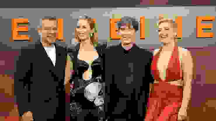 《奧本海默》的主要四位演員：（由左至右）飾演「萊斯利格羅夫斯將軍」的麥特戴蒙、飾演奧本海默之妻「凱薩琳奧本海默」的愛蜜莉布朗、飾演「奧本海默」的席尼莫菲、飾演奧本海默情婦「瓊泰特洛克」的佛羅倫斯普伊