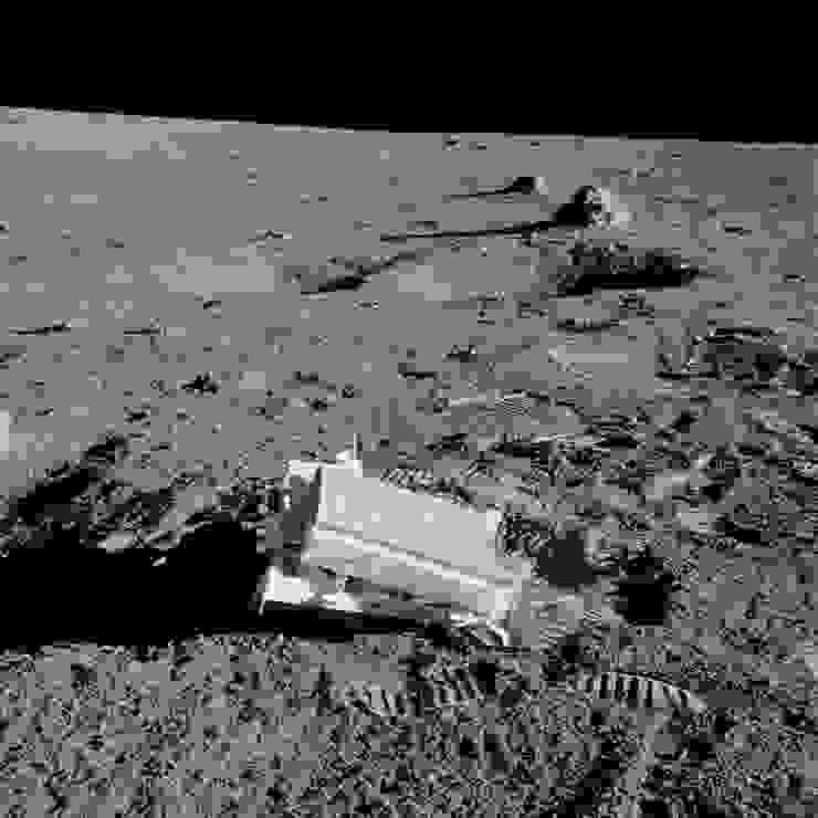 阿波羅14號留在月面上的反射板是目前能夠精確測量地月距離的功臣之一。圖片來源：NASA