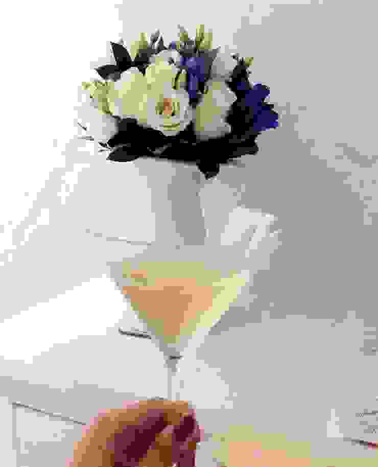 插進花瓶的捧花和慶祝結婚的香檳