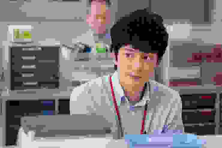 岡田將生在《快一秒的他》片中飾演在郵局工作、總是快世界一秒的皇一。（圖／甲上娛樂 提供）