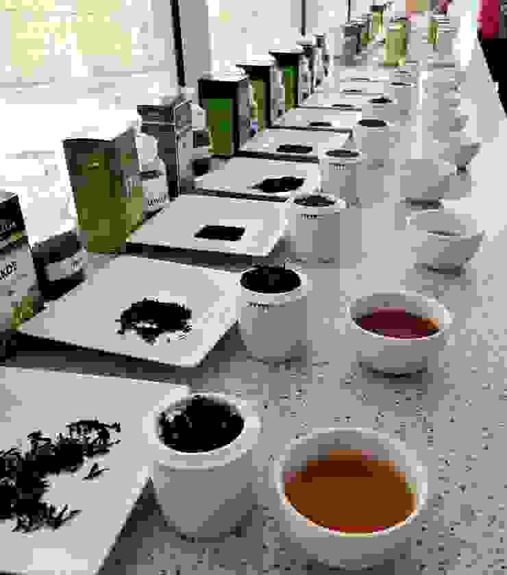 提供試味道的樣品區共有三大區，每區有三十二款茶可以用小湯匙舀起來試喝