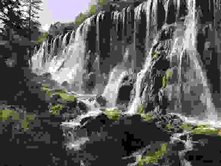 我在2017年7月27日拍攝的諾日朗瀑布，可惜它在8/8因強震崩塌如下圖，但目前據網路消息，九寨溝景區已全面開放，諾日朗瀑布亦已恢復。