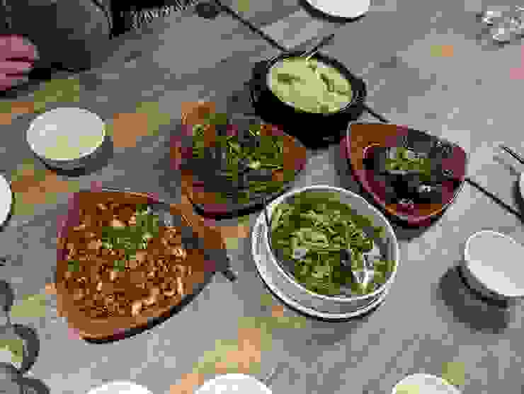 由左至右為魚香烘蛋、空心菜炒牛肉、海鮮豆腐煲、水蓮菜、醬燒豬肝