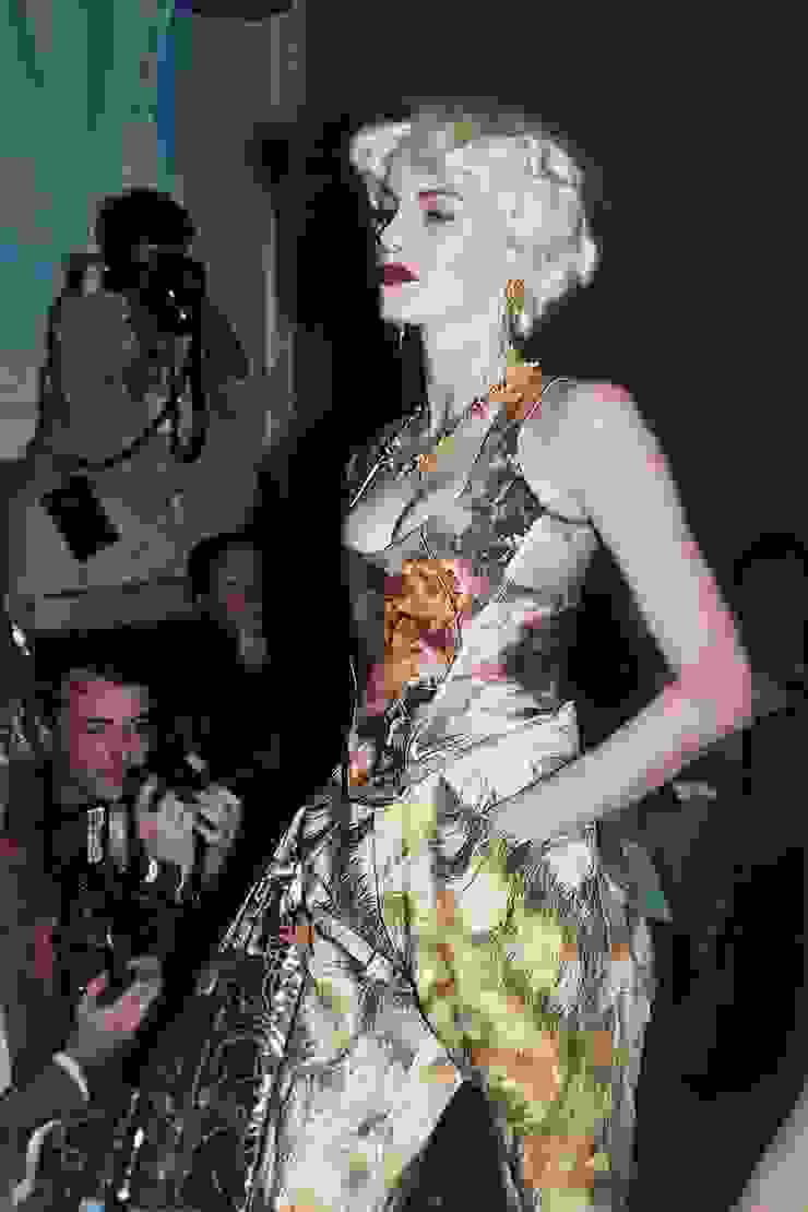 模特兒於 1991 年在倫敦時裝週上展示了以 Vivienne Westwood 的束腰馬甲為靈感所設計的服裝。｜圖片來源：Martyn Hayhow/AP。