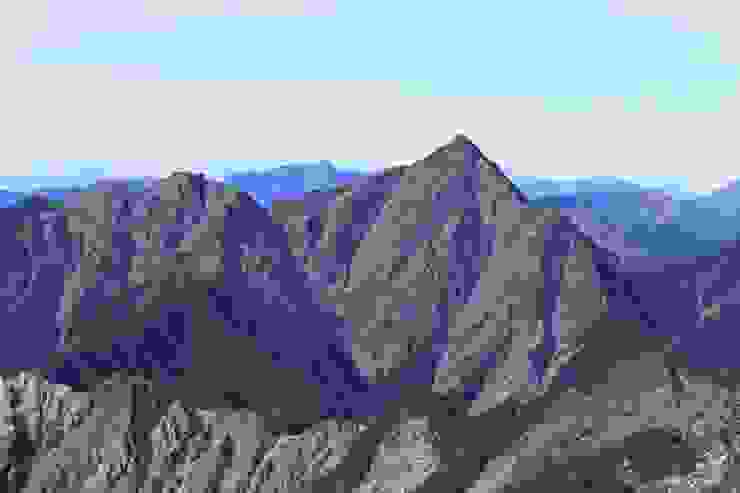 南湖遠望中央尖山，超長碎石坡與鞍部清晰可見，也很難想像要在零度的那種地方露宿，是何等艱苦。