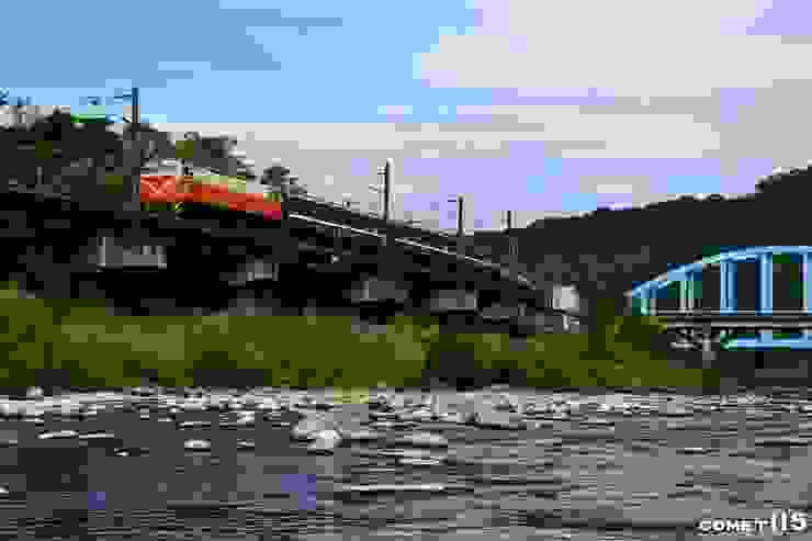 一進入宜蘭線，火車就沿著基隆河上溯