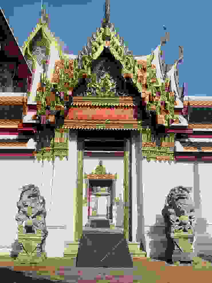 臥佛寺佔地很廣，有很多門廊，都有華麗的裝飾。