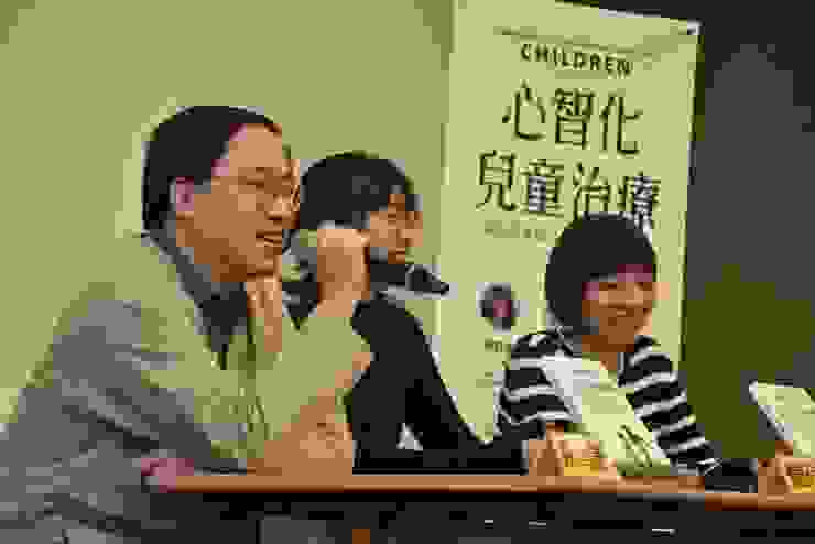 主講人三人同台回應讀者問答，左起：魏與晟、楊舒涵、謝佳芳