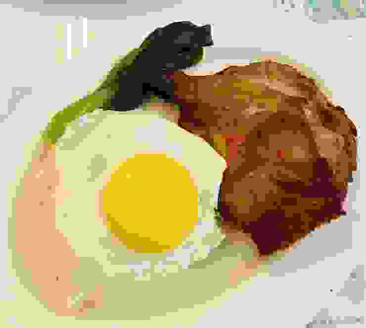 招牌生炸雞髀太陽蛋飯：外皮酥脆、肉質鮮嫩多汁的雞腿飯也是招牌之一。＂雞髀＂就是雞腿的意思。