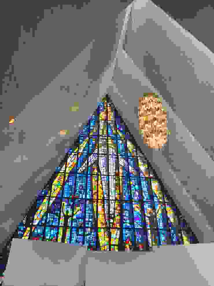 教堂祭壇後的彩繪玻璃，上帝手上的三道光：耶穌、女人及男人。