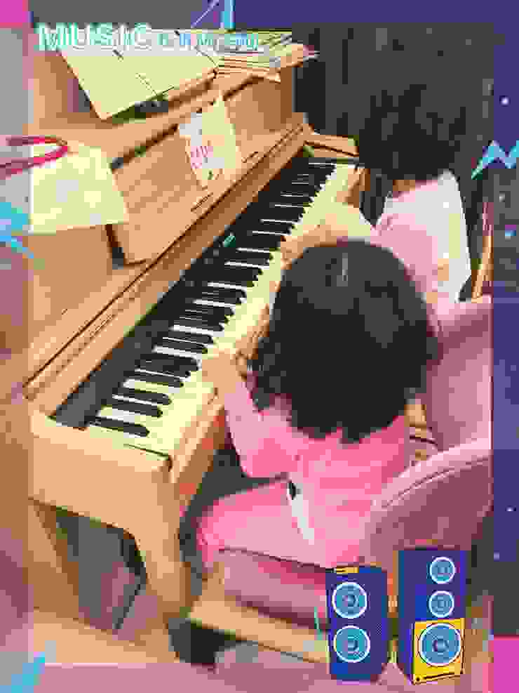兩姊妹其實很喜歡黏在鋼琴前面玩樂