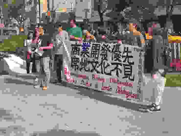 ▲「台灣國際勞工協會」拉著白布條，發起「商業開發優先，席地文化不見」抗議活動。（李彥融  攝影）