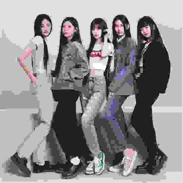 NewJeans 由 3 位韓國籍成員 Minji、Haerin、Hyein，1 位越南、澳洲雙籍成員 Hanni，以及一位韓國、澳洲雙籍成員 Danielle 所組成，是韓國娛樂公司 HYBE 子公司 ADOR 於 2022 年 7 月推出的女子音樂團體。