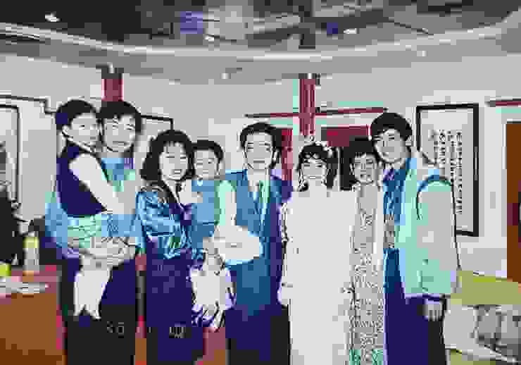 1990年1月10日與啟栢一家參加學弟同事阿保婚禮。以上照片可特別關注我和啟栢的頭髮及他的兩個兒子俊宏(左一)、俊翔(左四)。女兒這時剛在肚子裡！