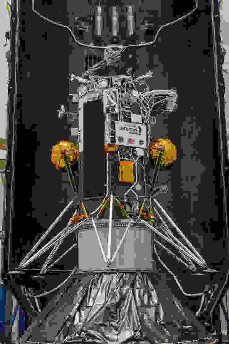 奧德修斯號出發前的樣貌，搭載藝術家作品的鎳金屬光碟位於金色立方體右下方（照片來源：NASA）