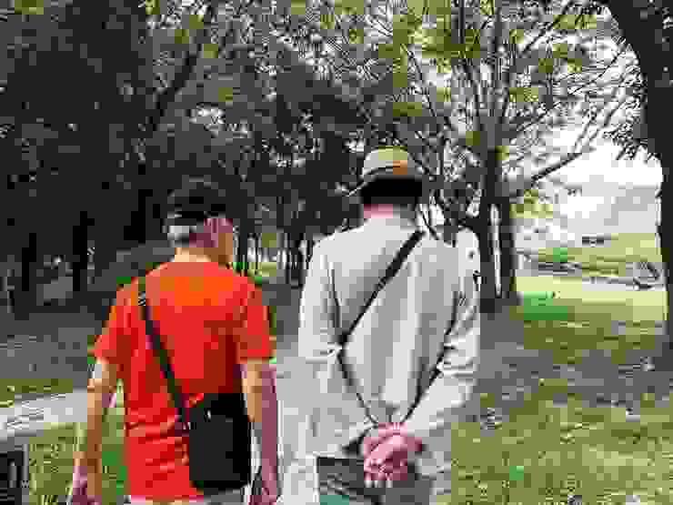 和幸助兄一起散步於都市中的綠色廊道。