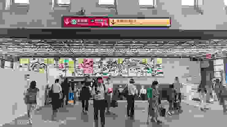 搭乘JR山手線或京急線電車，在品川站高輪口「Takanawa exit」（西出口）方向出站。