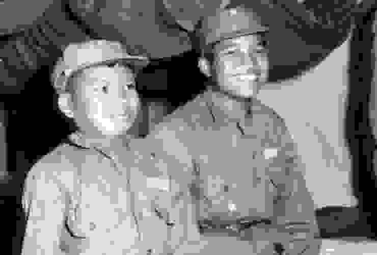 紀錄片《南國小兵》，左為娃娃兵時期的馬有福。