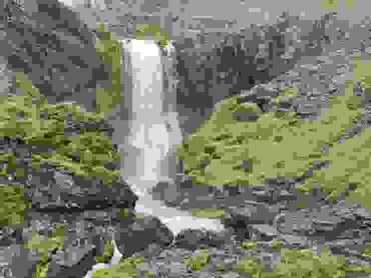 Strompgljúfrafoss 煙囪峽谷瀑布，有點像小一號的Skógafoss（森林瀑布／彩虹瀑布）。至此，時間已晚，往上再走到平台，拍下Dynjandi就只好回頭。