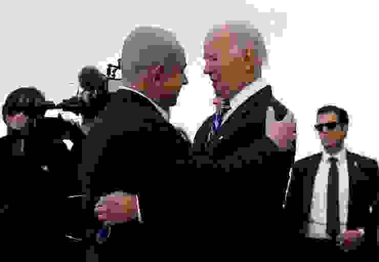 美國總統拜登2023年10月18日訪問以色列特拉維夫，以色列總理內塔尼亞胡親往接機。兩人甫見面即擁抱。（Reuters）